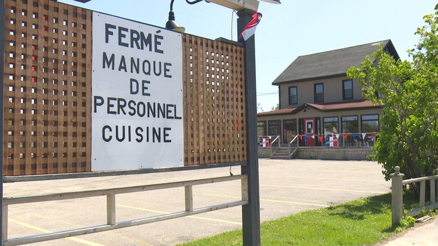 Devanture d'un restaurant fermé en raison de la pénurie de main-d’œuvre.
