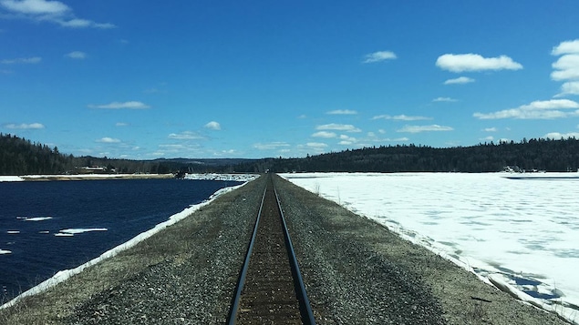 Vue d'une voie ferrée en hiver.
