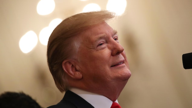 Donald Trump sourit.
