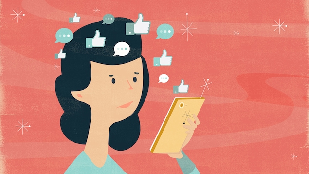 L'illustration représente une femme qui semble confuse. Elle regarde l'écran de son téléphone, duquel s'échappent des bulles de conversation et des pouces levés en l'air.