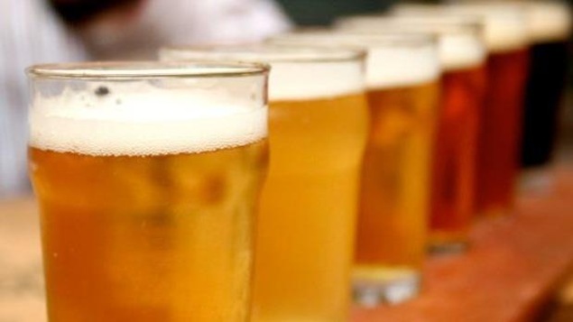 Une photo de verres de bière en gros plan.
