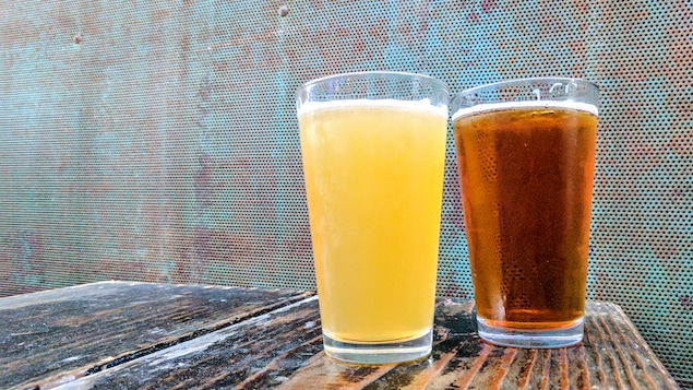 Deux bières, une blanche et une ambrée