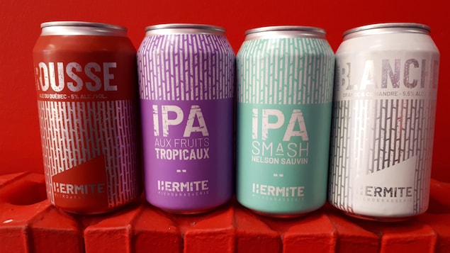 4 canettes de la bière de la mocrobrasserie L'hermite de Victoriaville.