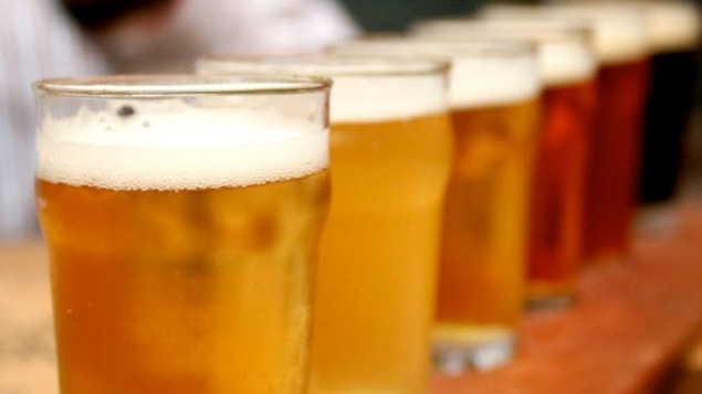 Des bières sur un bar