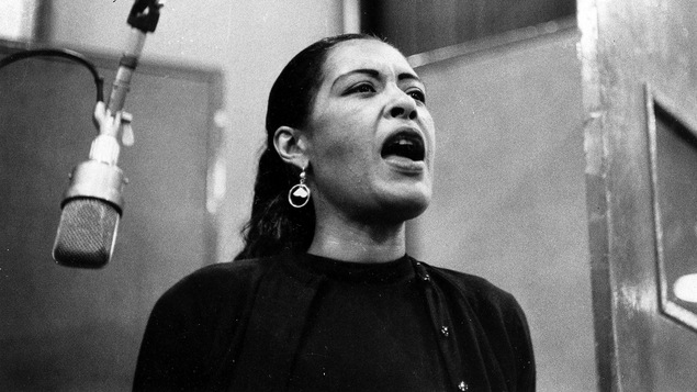 La chanteuse de jazz Billie Holiday dans un studio d'enregistrement.