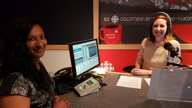 deux jeunes femmes dans un studio de radio