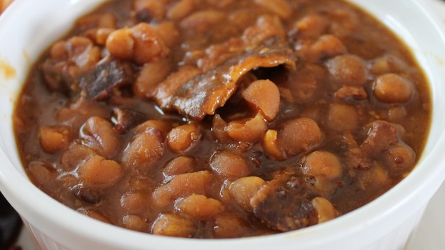 un plat de bines avec du bacon