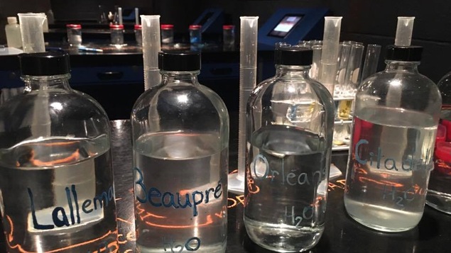 Des bocaux en verre contenant de l’eau