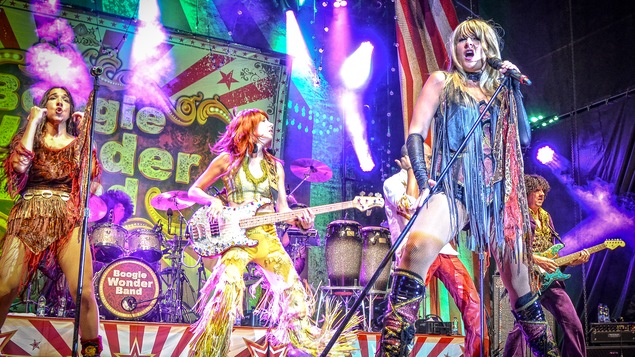 Le groupe complet du Boogie Wonder Band en spectacle avec la chanteuse du groupe en avant plan.