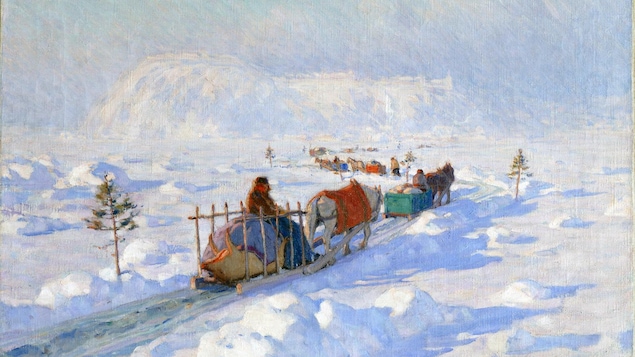 Une toile représente une caravane de traîneaux tirés par des chevaux sur un pont de glace.