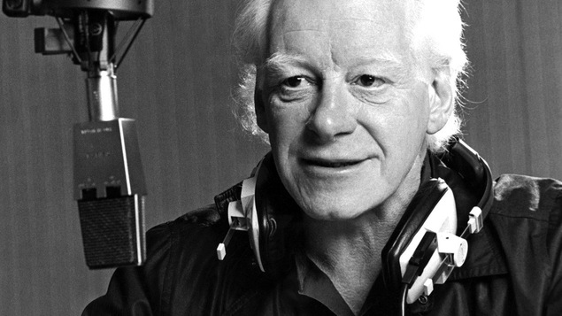 Pierre Bourgault au micro de <em>Plaisirs</em>, en 1986