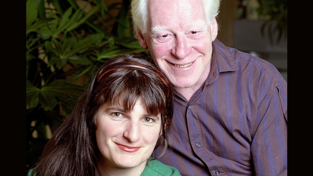 Marie-France Bazzo en compagnie de Pierre Bourgault, à l'époque de l'émission <i>Plaisirs</i>, à la Première Chaîne de Radio-Canada (1987)