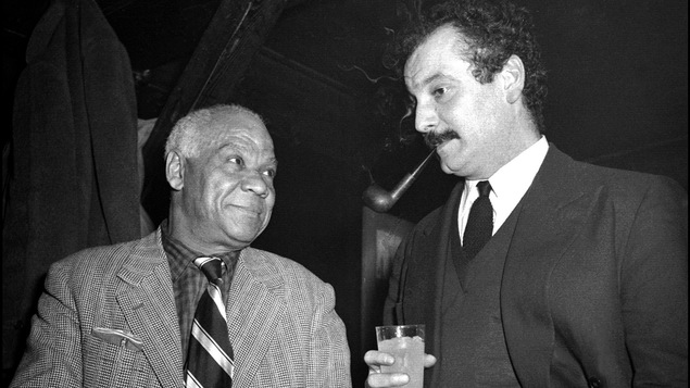 Georges Brassens (à dr.) aux côtés du musicien de jazz Sidney Bechet