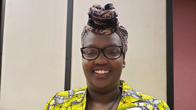 Brenda Arakaza, agente de pastorale et de l’éducation à la foi à la paroisse cathédrale de Saint-Boniface. Elle porte un veston de couleur jaune mélangé du noir.