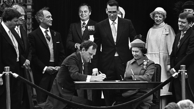 Jean Chrétien signe le rapatriement de la Constitution canadienne le 17 avril 1982, sous les yeux de la reine Elizabeth II.