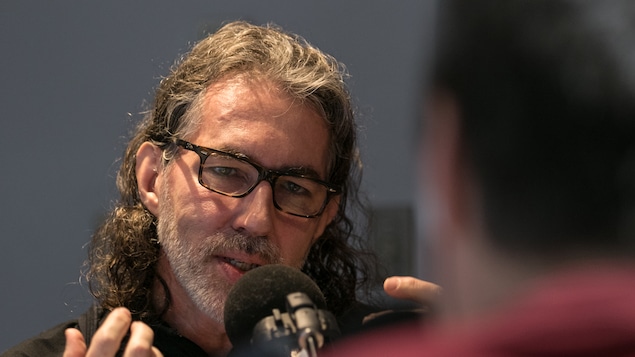 Photo du Dr Julien Poitras, vice-doyen à la responsabilité sociale de la Faculté de médecine de l’Université Laval , en studio