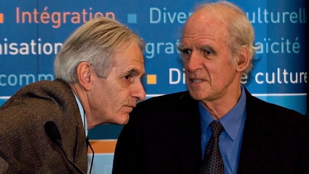 Gérard Bouchard et Charles Taylor discutent ensemble.