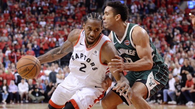 Photo des joueurs Kawhi Leonard et Malcolm Brogdon pendant un match.