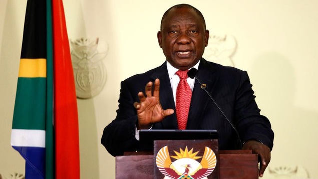 Photo de Cyril Ramaphosa en train de parler derrière un pupitre.