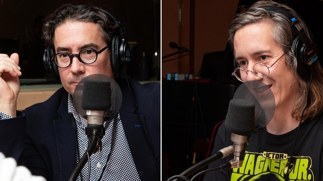 Les deux commentateurs regardent l'animatrice.