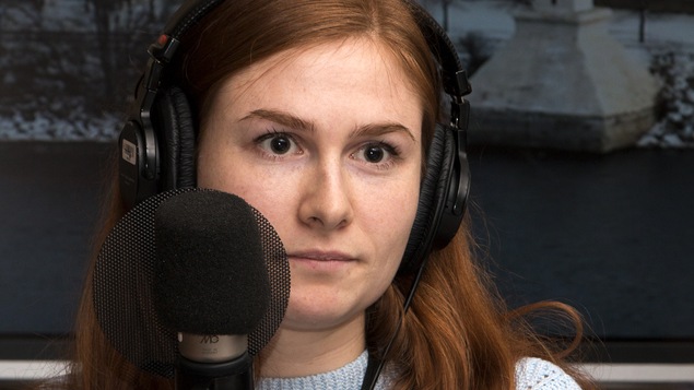 La comédienne Pamela Dumont démontre qu'il ne faut pas simplement être rousse pour incarner le personnage principal de la pièce <i>Anne... la maison aux pignons verts</i>.