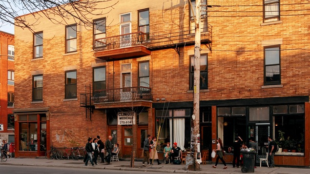Vue de la rue d'un immeuble du Mile End