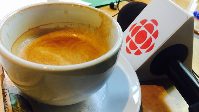 Un bol de café et un micro