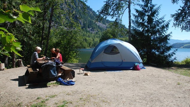 Une famille qui fait du camping en Colombie-Britannique