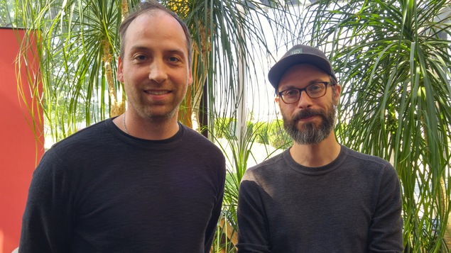Carl Morasse et Guillaume Langlois devant des plantes