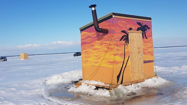 Une cabane de pêche à l'éperlan très colorée