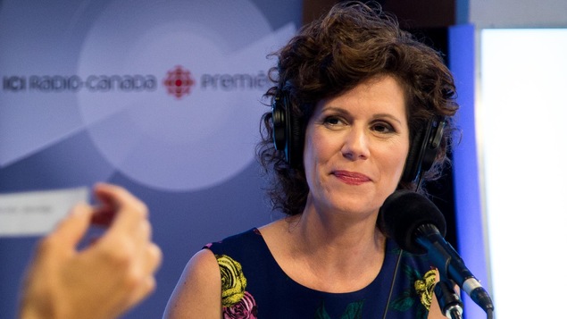 Gros plan sur l'animatrice qui sourit lors d'un lancement de programmation de la radio.