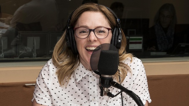 Catherine Trudeau rit au micro