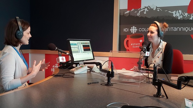 Deux femmes en train de se parler dans un studio d'enregistrement.