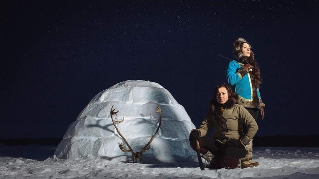 2 femmes inuits près d'un igloo
