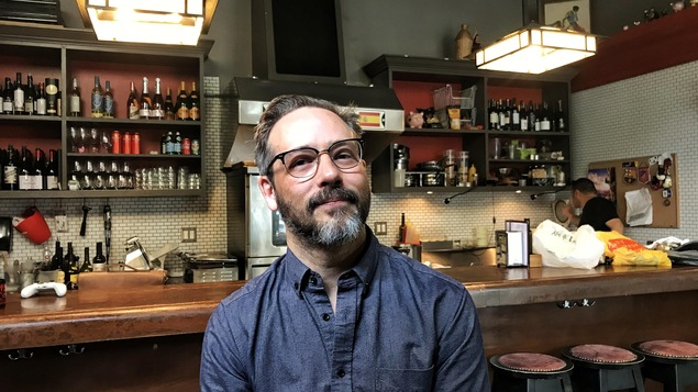 un homme dans un restaurant