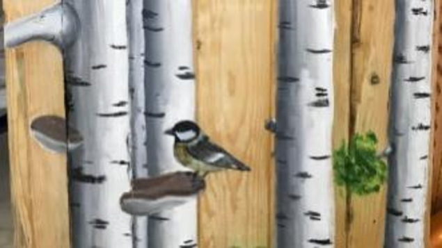Toile peinte illustrant des troncs de bouleaux et un petit oiseau.