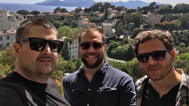 Un auto-portrait des trois réalisateurs du court-métrage "The Challenging", avec la ville de Cannes en arrière-plan.