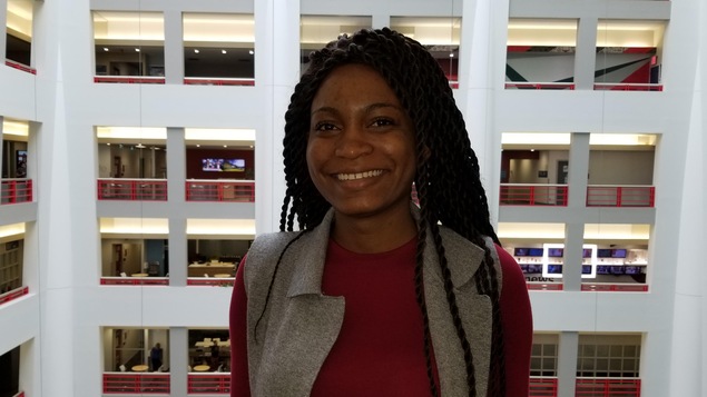 Céleste Tshizena se tient devant l'atrium de Radio-Canada.