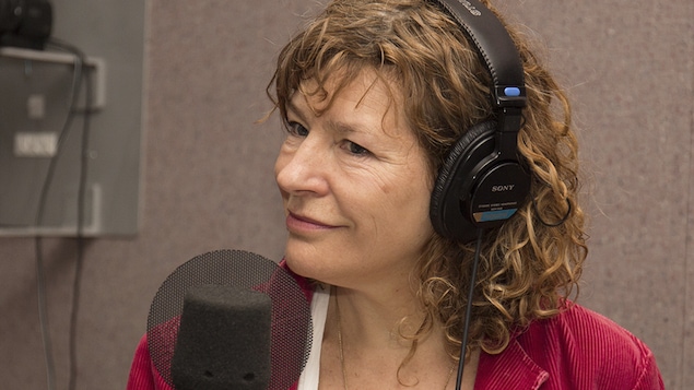 André-Line Beauparlant répond aux questions de Serge Bouchard et de Jean-Philippe Pleau au studio 30 de Radio-Canada, en mai 2018.