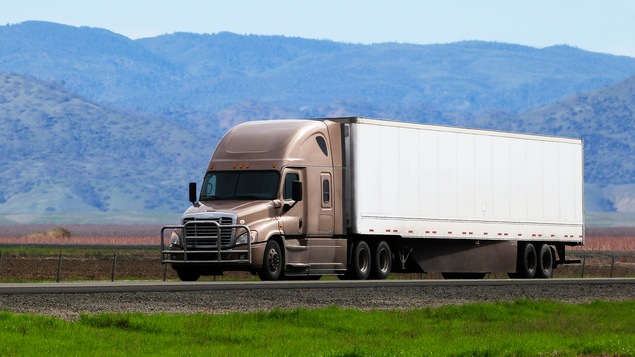 Un camion sur une route de campagne