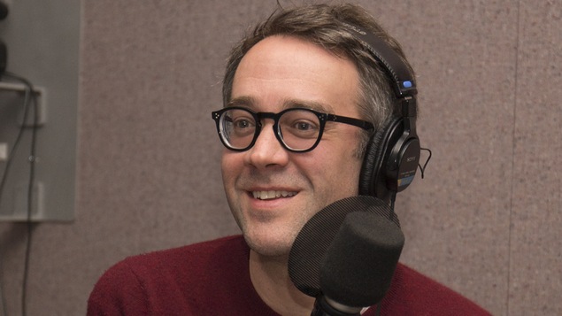 François Létourneau répond aux questions de Serge Bouchard et de Jean-Philippe Pleau au studio 30 de Radio-Canada, en mai 2018.