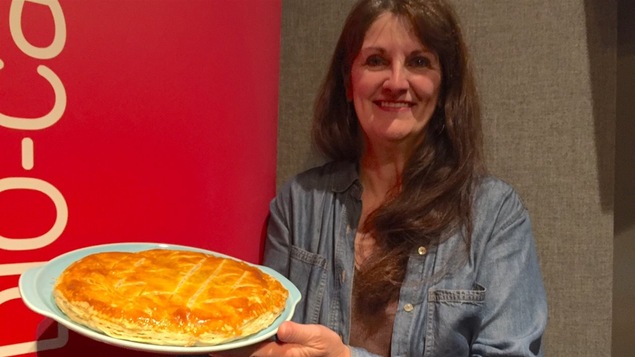 Chantal Véchambre, pose avec une galette des Rois