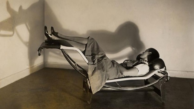 Une femme est couchée sur une chaise longue.