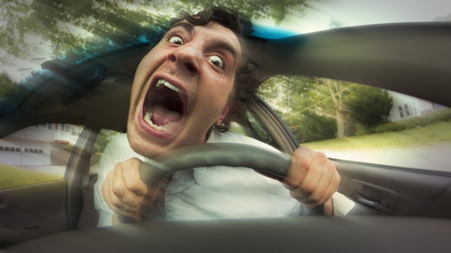 Un chauffeur crie au volant Un chauffeur crie au volant