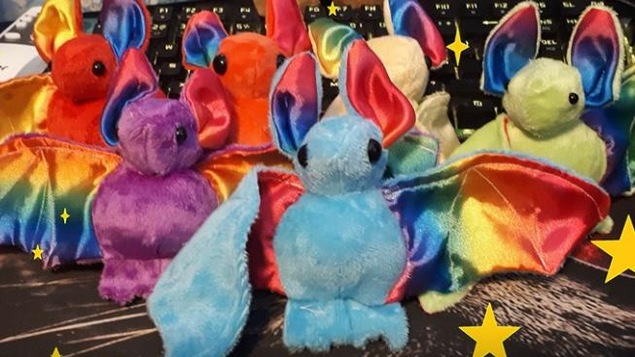 Des chauve-souris colorées en peluche.