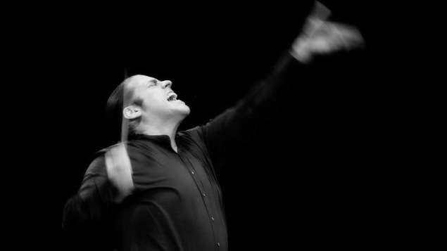 Monsieur Zeitouni en action pendant qu'il dirige un orchestre.
