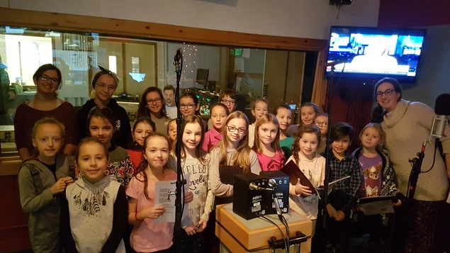 Chorale de l'école Maisonneuve avec l'enseignante Isabelle Désy en studio à Radio-Canada Côte-Nord