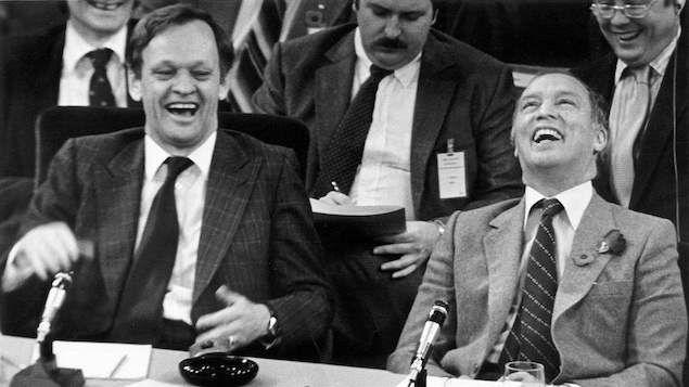 Jean Chrétien, alors ministre de la Justice, avec le premier ministre Pierre Elliott Trudeau, pendant les pourparlers sur le rapatriement de la Constitution, en 1982.