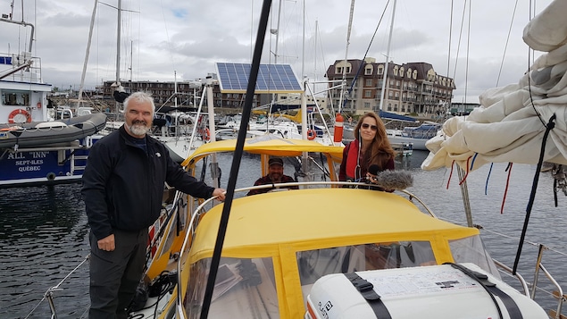 Charles Kavanagh, capitaine, Christian Morrissette, apprenti-capitaine et Bis Petitpas, animatrice sur le voilier Happy song