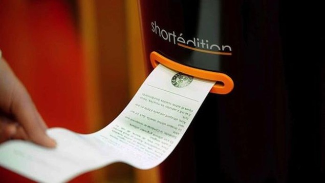 Quelqu'un imprime une histoire grâce à une machine de l'entreprise Short édition.